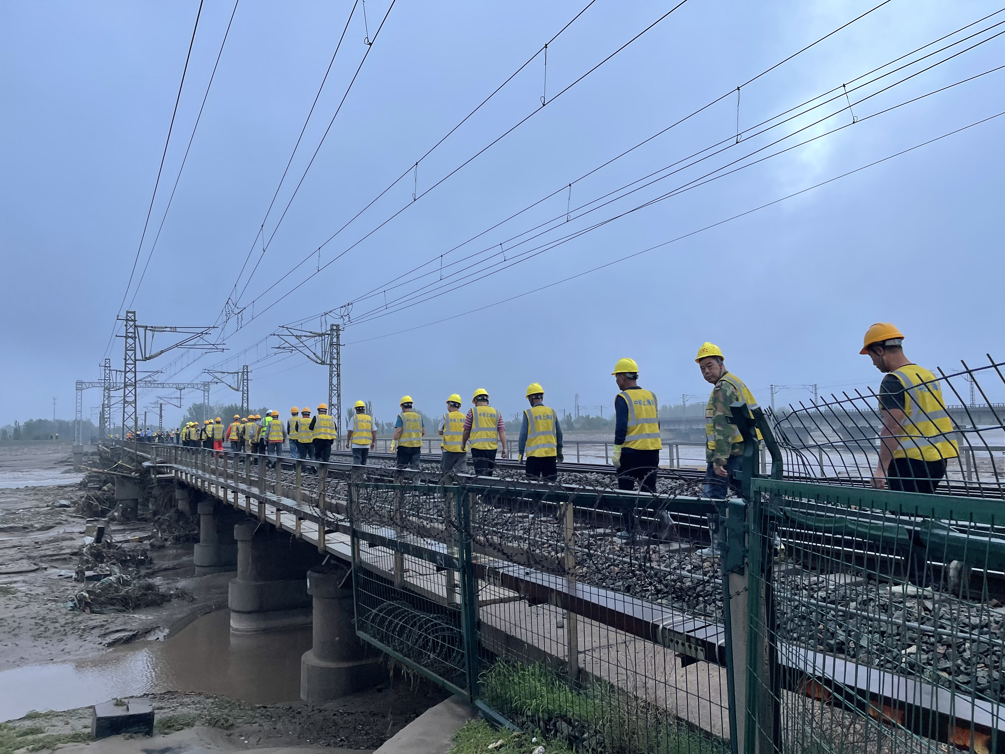 4小时雨夜鏖战——包银高铁项目经理部雨夜参与唐包线抗洪抢险